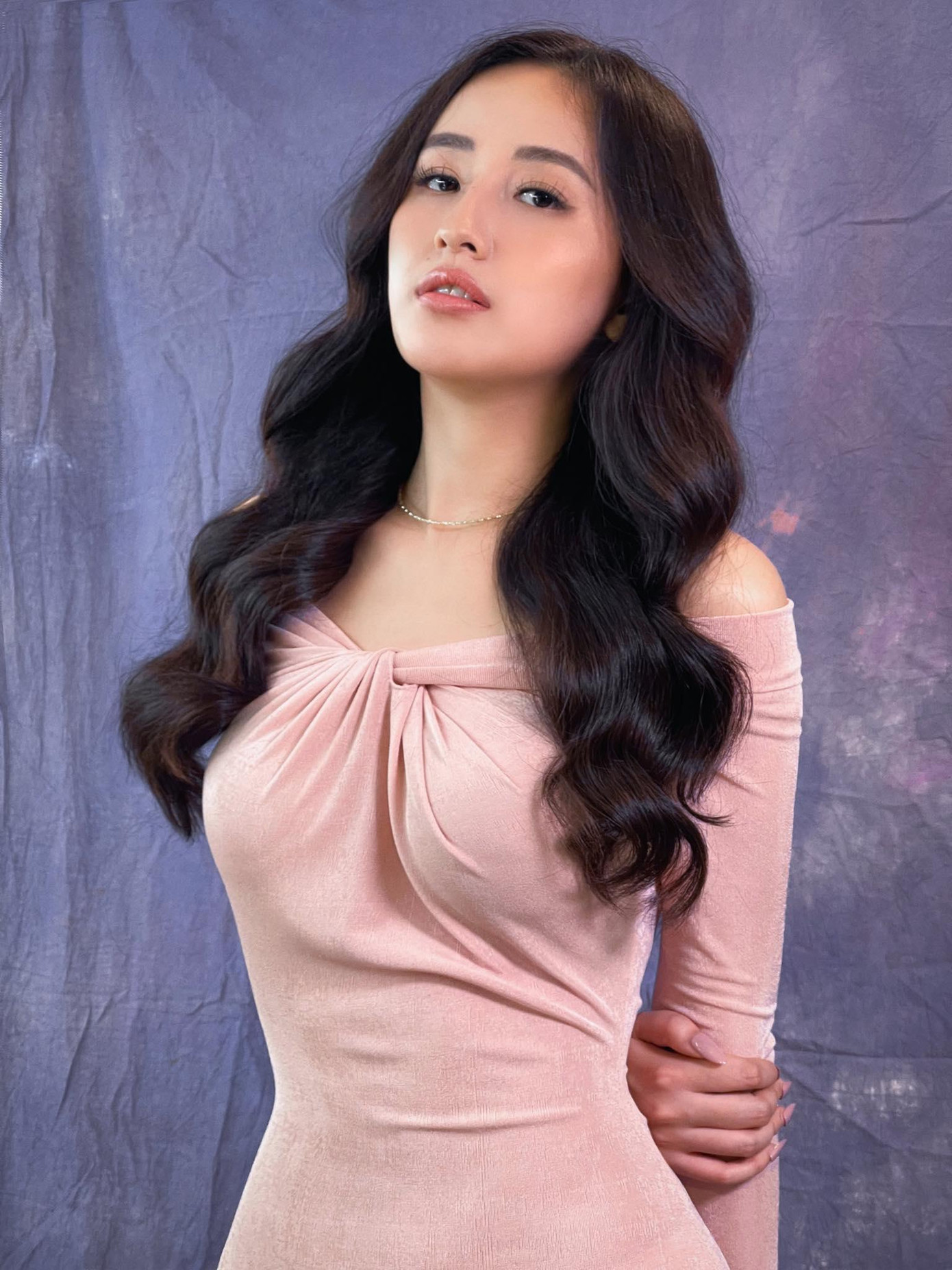 Hoa hậu Mai Phương Thuý diện váy màu nude bó sát, khoe trọn đường cong quyến rũ.