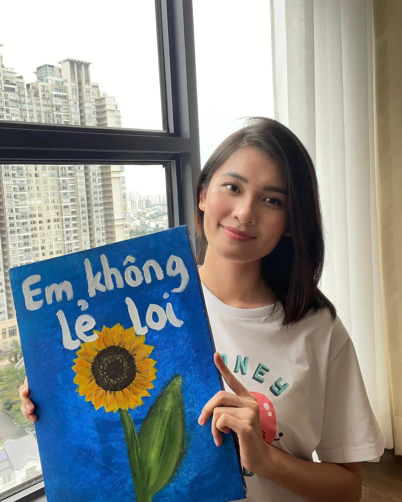 Á hậu Thùy Dung hưởng ứng chiến dịch từ thiện “Em không lẻ loi” để giúp đỡ những trẻ em mất cha hoặc mẹ trong dịch COVID-19.