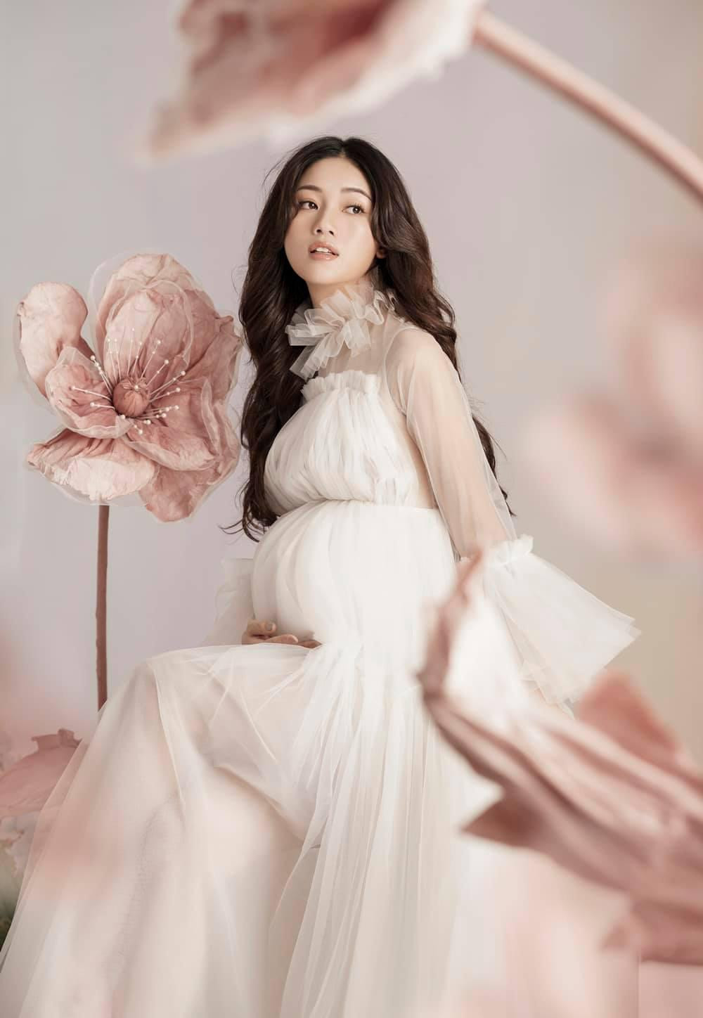 Mặc dù mang thai ở những tháng cuối nhưng Á hậu Thanh Tú gây bất ngờ khi nhan sắc không có nhiều thay đổi. Có thể thấy gương mặt và thân hình của cô không bị quá phù nề hay tăng cân nhiều mà vẫn rất thon thả, tươi trẻ.