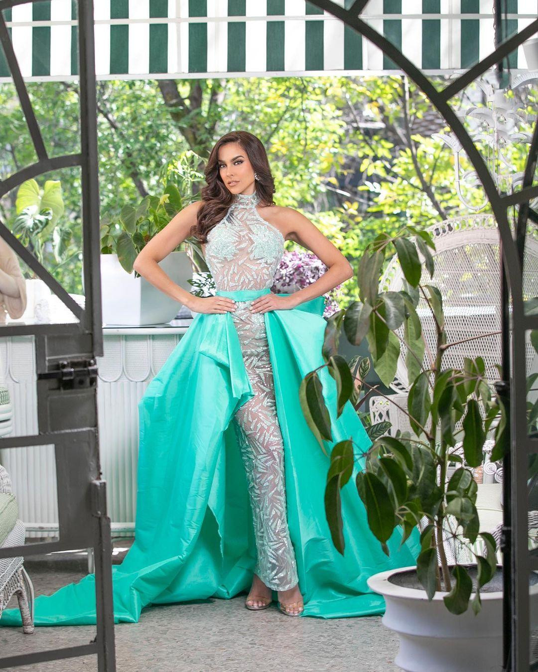 Những bộ váy áo xinh đẹp và lộng lẫy của Luiseth Materán trong những bộ ảnh gần đây khiến fans choáng ngợp.