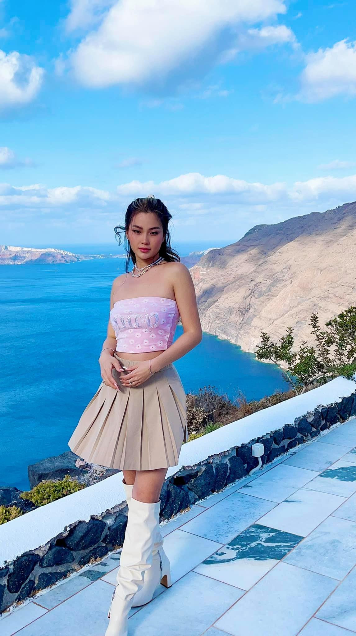 Người đẹp diện crop-top khoe dáng quyến rũ.