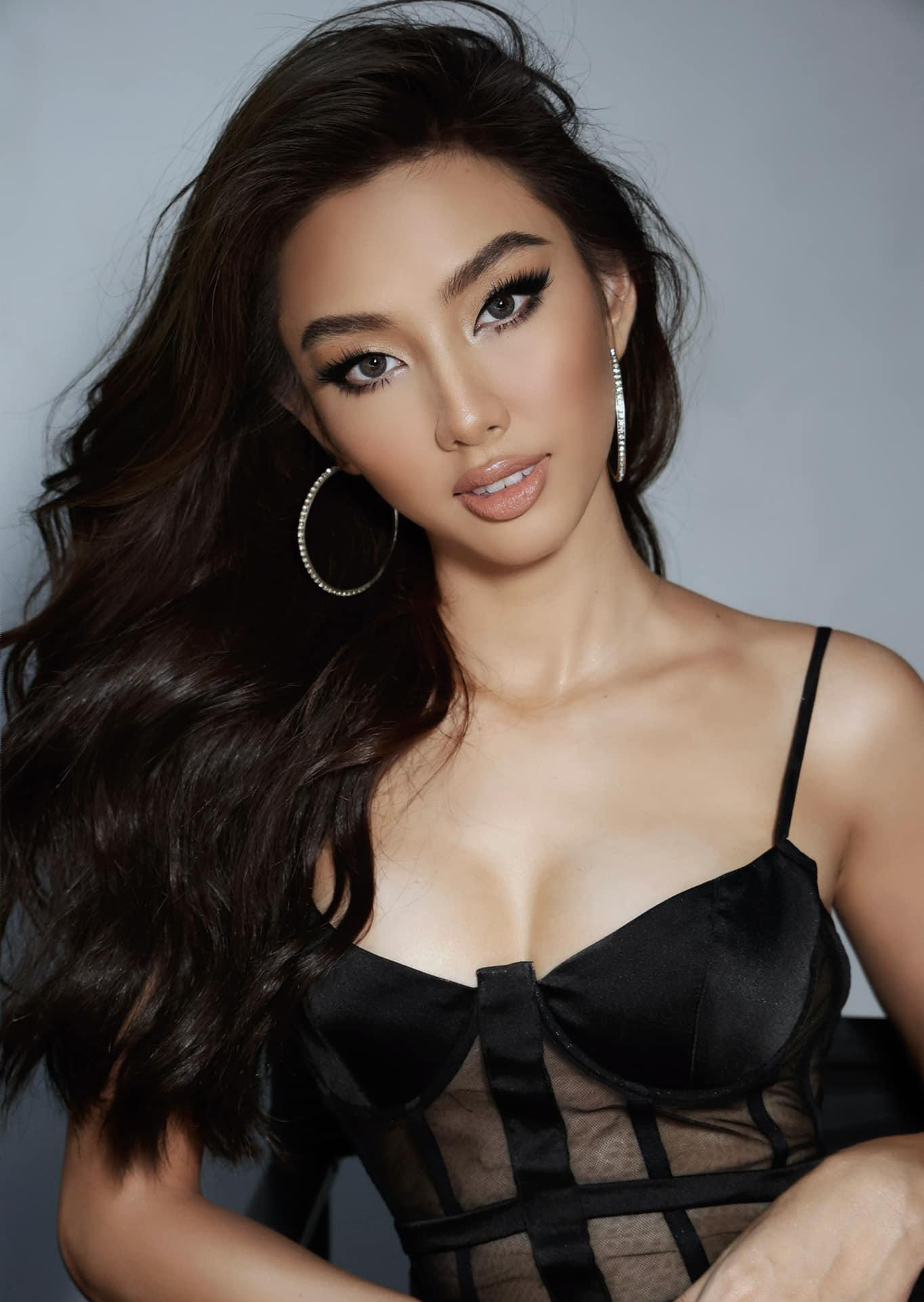 Người đẹp Nhân ái Nguyễn Thúc Thuỳ Tiên khoe dáng nóng bỏng với váy ren đen xuyên thấu.