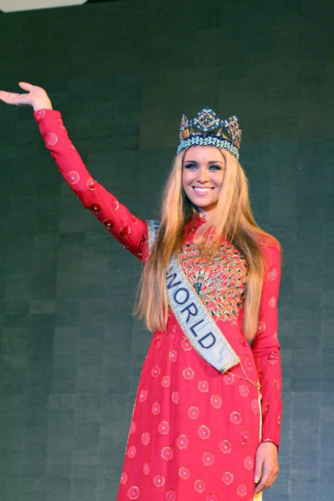 Ksenia Sukhinova đã có 1 tháng với các hoạt động từ thiện tại Việt Nam. Nhan sắc xinh đẹp, dịu dàng của cô chiếm được cảm tình của công chúng.