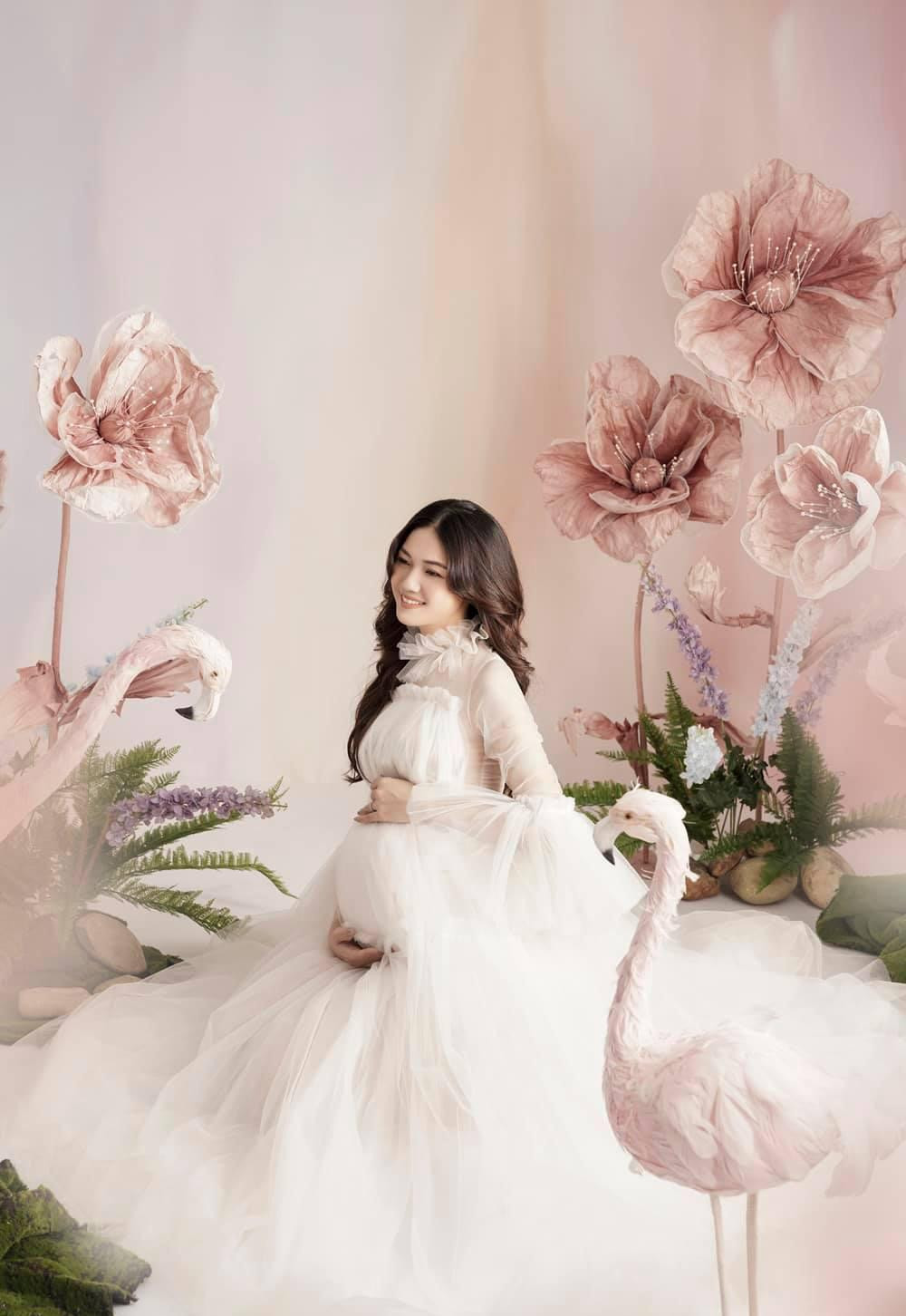 Sau khi xác nhận mang bầu lần 2, Á hậu Thanh Tú nhận được sự quan tâm của công chúng. Mới đây, cô đăng tải bộ ảnh mới, khoe nhan sắc xinh đẹp ở những tháng cuối của thai kỳ.