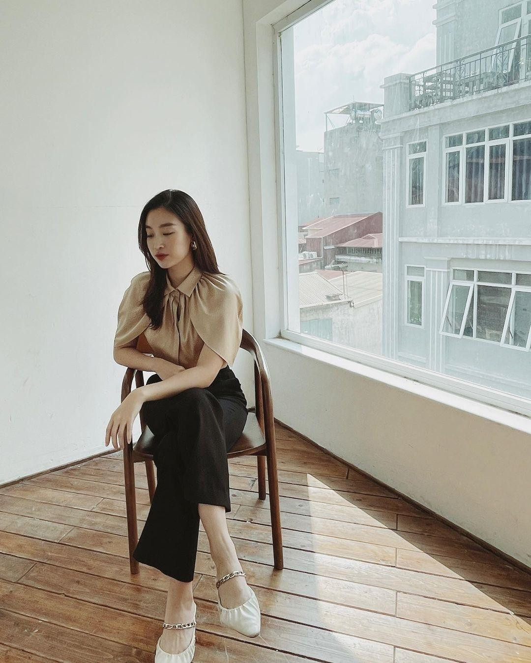 Ngoài đời, Hoa hậu Việt Nam 2016 chuộng phong cách ăn mặc năng động, đơn giản. Ngoài đời, Hoa hậu Việt Nam 2016 chuộng phong cách ăn mặc năng động, đơn giản.