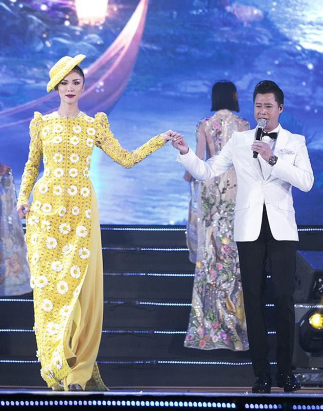 Hoa hậu Hoàn vũ 2007 - Riyo Mori cũng là một nàng hậu đình đám yêu thích những tà áo dài Việt Nam. Cô đã từng trình diễn áo dài của rất nhiều nhà thiết kế Việt.