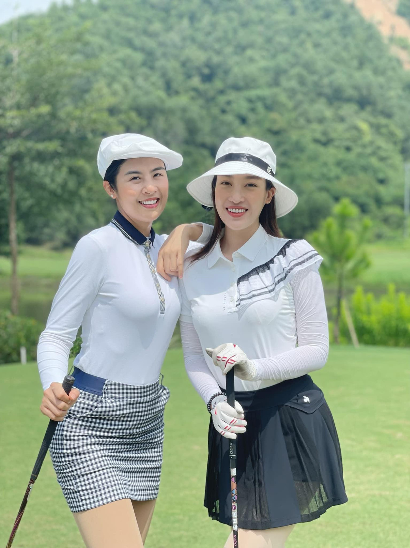 Hoa hậu Ngọc Hân và Đỗ Mỹ Linh khoe dáng trên sân golf trong những set đồ thanh lịch nhưng không kém phần xinh đẹp. Hoa hậu Ngọc Hân và Đỗ Mỹ Linh khoe dáng trên sân golf trong những set đồ thanh lịch nhưng không kém phần xinh đẹp.