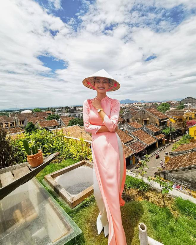 Pia Wurtzbach lựa chọn tà áo dài màu hồng đơn giản nhưng vẫn cực kỳ xinh đẹp, thướt tha.