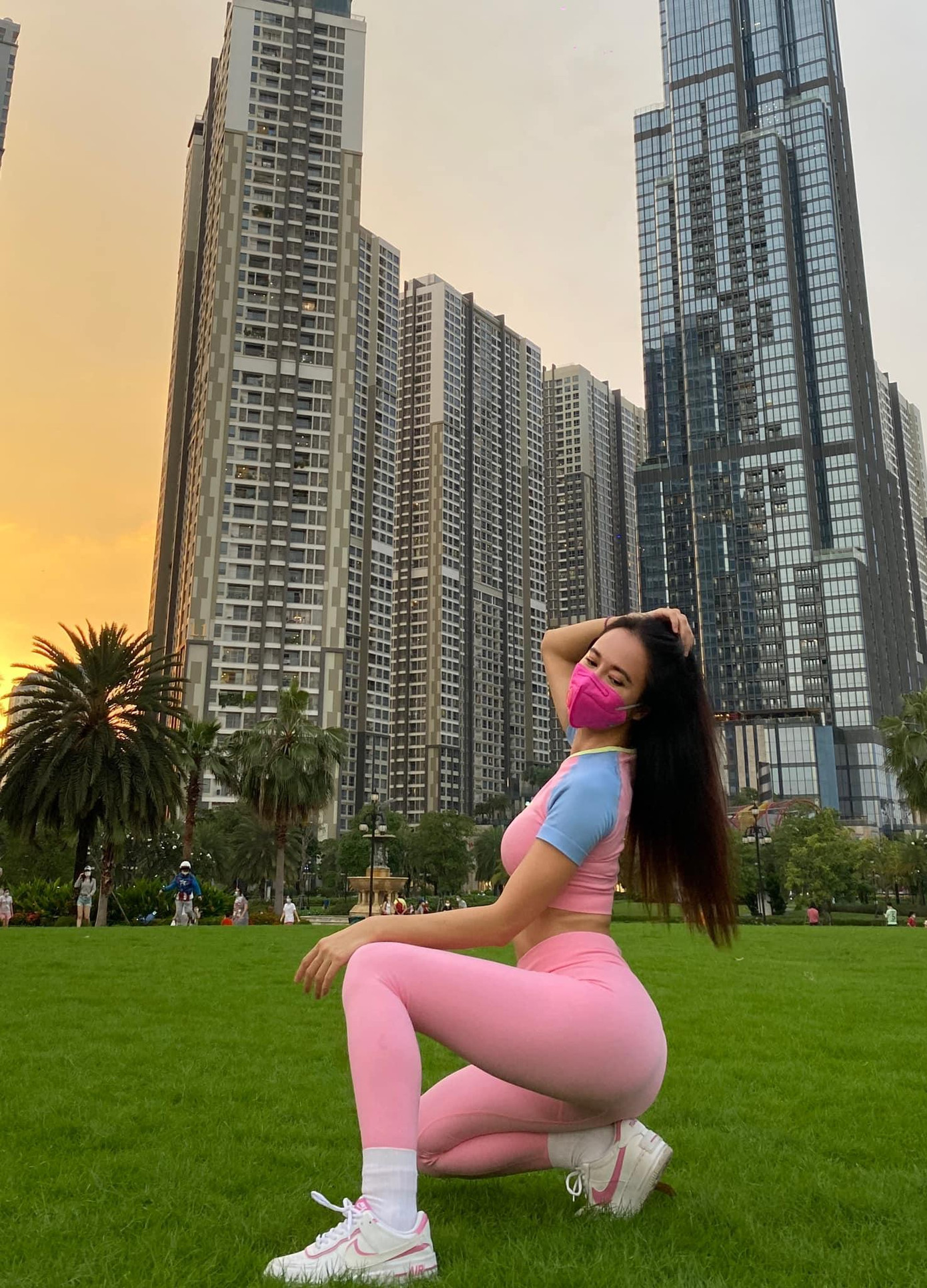 Người đẹp áo dài HHVN 2012 Vũ Ngọc Anh thả dáng nóng bỏng với trang phục thể thao tông màu hồng nổi bật. Người đẹp áo dài HHVN 2012 Vũ Ngọc Anh thả dáng nóng bỏng với trang phục thể thao tông màu hồng nổi bật.