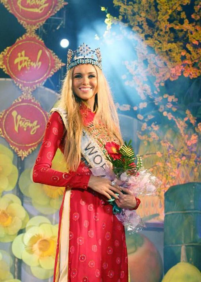 Không chỉ khiến khán giả TP. HCM bất ngờ khi diện áo dài cực kỳ nền nã, Ksenia Sukhinova còn nói được nhiều câu tiếng Việt. Ngoài các câu chào quen thuộc, Ksenia Sukhinova còn nói lưu loát những câu như &quot;chúc mừng năm mới&quot;, &quot;thành phố Hồ Chí Minh&quot;.