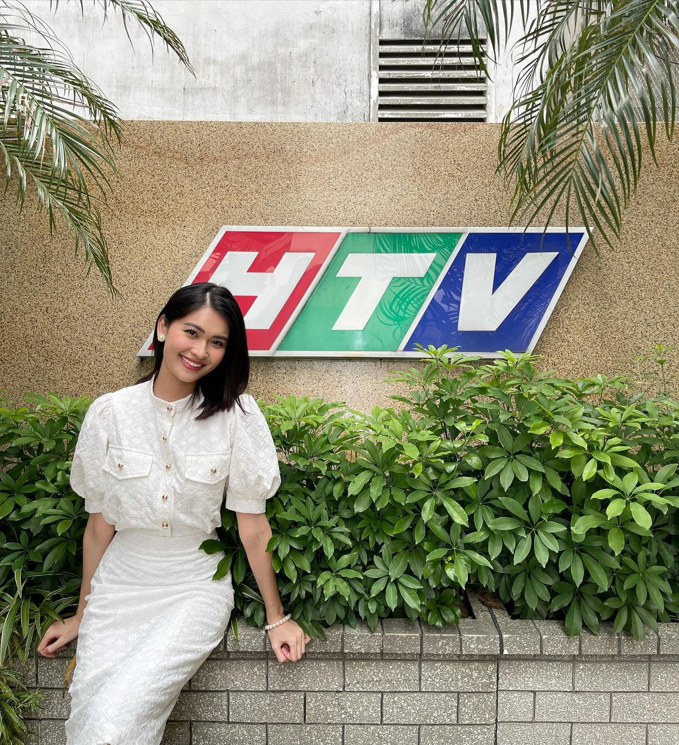 Người đẹp diện trang phục tông màu trắng kín đáo và thanh lịch.