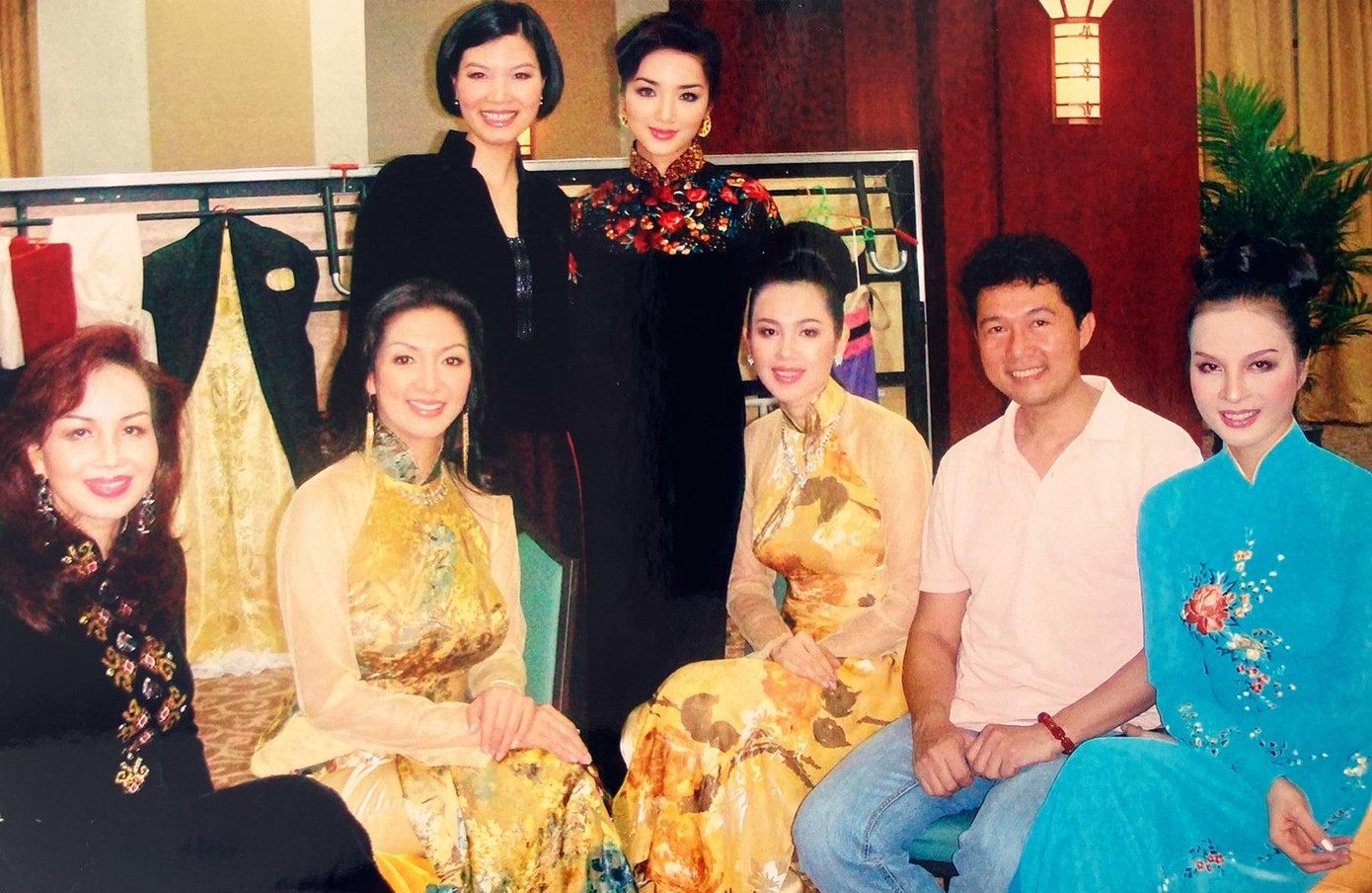 Được biết những bức hình này được chụp cách đây đã hơn một thập kỷ, quy tụ những 'người đẹp không tuổi' của showbiz Việt.