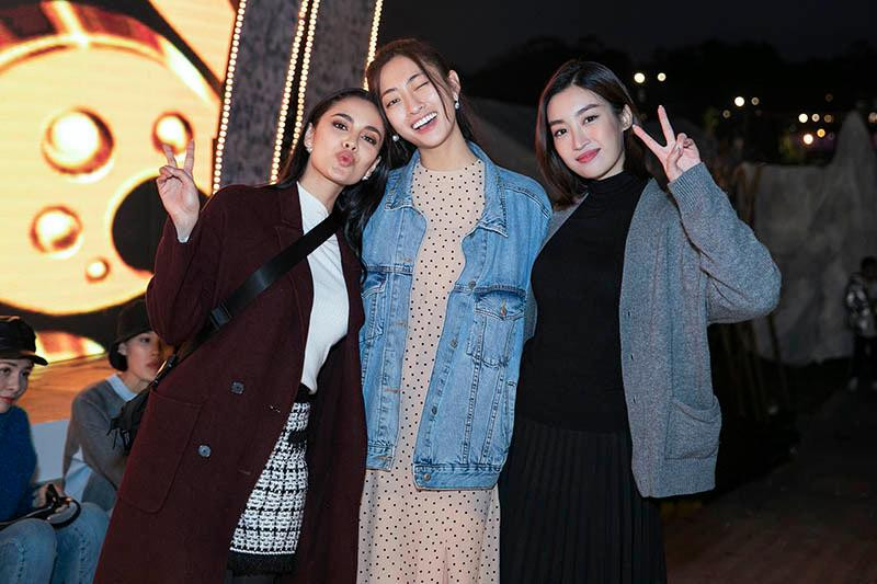 Tại sự kiện này, Megan Young cũng có dịp gặp lại Hoa hậu Đỗ Mỹ Linh. Cả ba người đẹp đều diện trang phục giản dị nhưng vẫn toát lên vẻ xinh đẹp, cuốn hút.