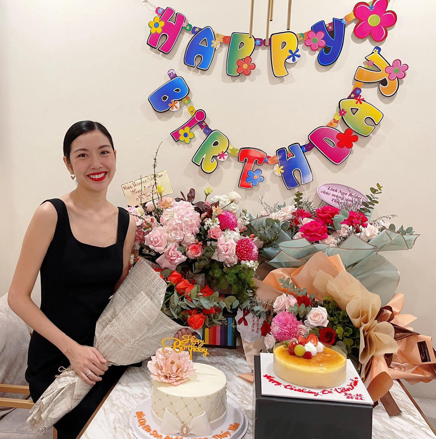 Á hậu Thúy Vân rạng rỡ đón tuổi mới bên gia đình.