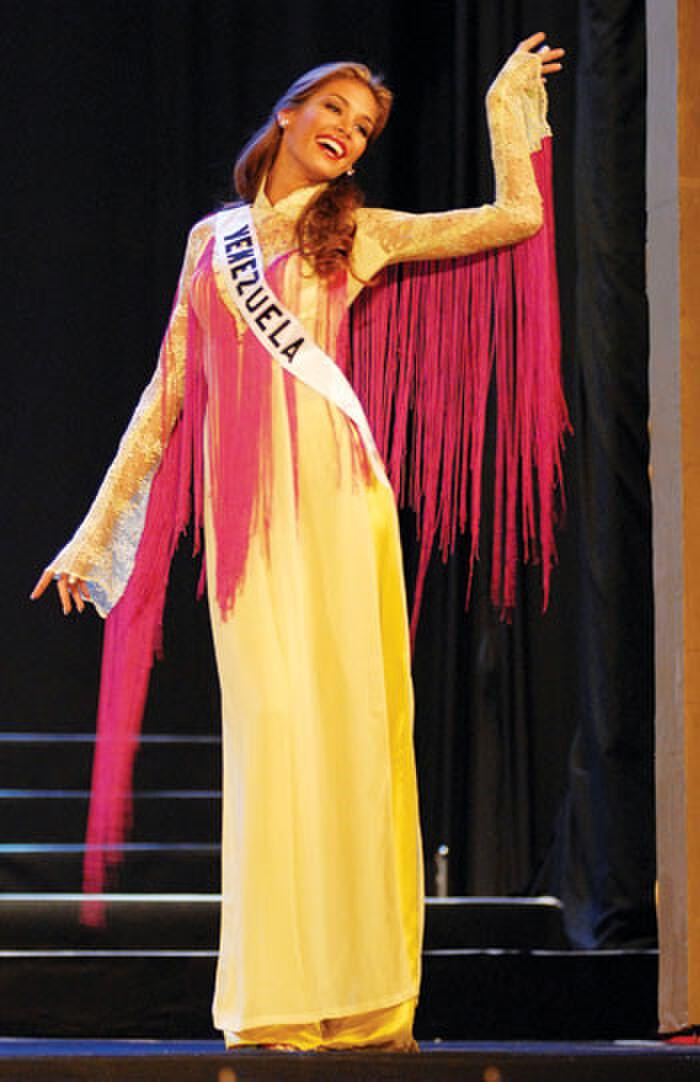 Tại cuộc thi Miss Universe 2008, Dayana Mendoza cũng từng có màn trình diễn duyên dáng và đáng nhớ trên sân khấu trong tà áo dài khiến người hâm mộ Việt Nam &apos;nức lòng&apos;.