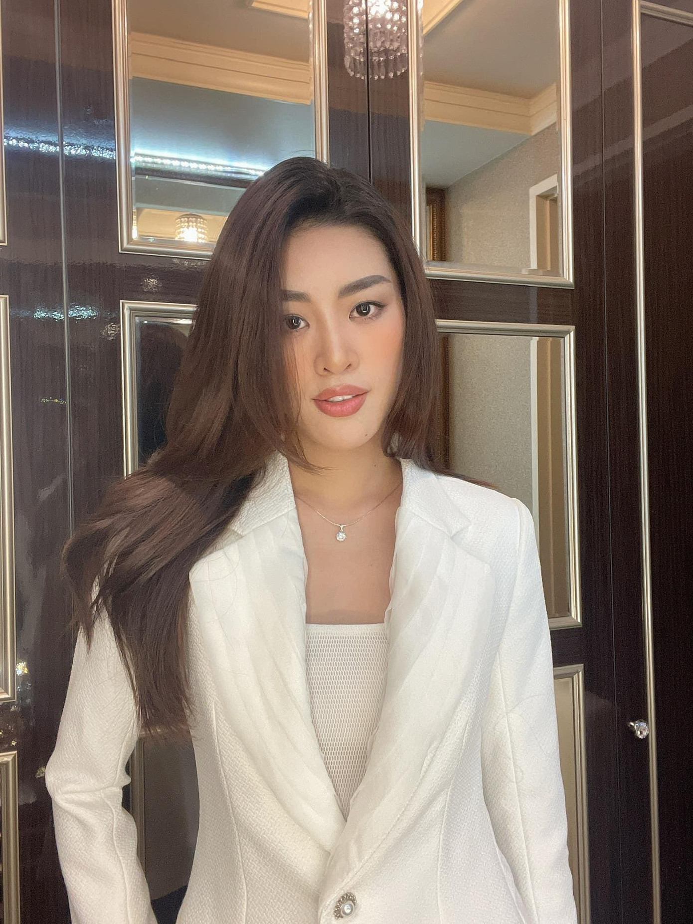 Hoa hậu Khánh Vân diện vest trắng thanh lịch và kiêu sa.