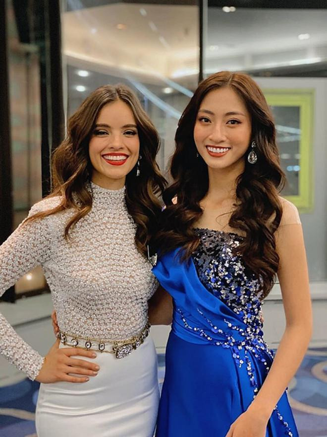 Khi tham dự cuộc thi Miss World 2019, Hoa hậu Lương Thùy Linh cũng có dịp hội ngộ và đọ sắc với Miss World 2018 Vanessa Ponce. Cả hai nàng hậu diện váy dạ hội lộng lẫy, cuốn hút mọi ánh nhìn.