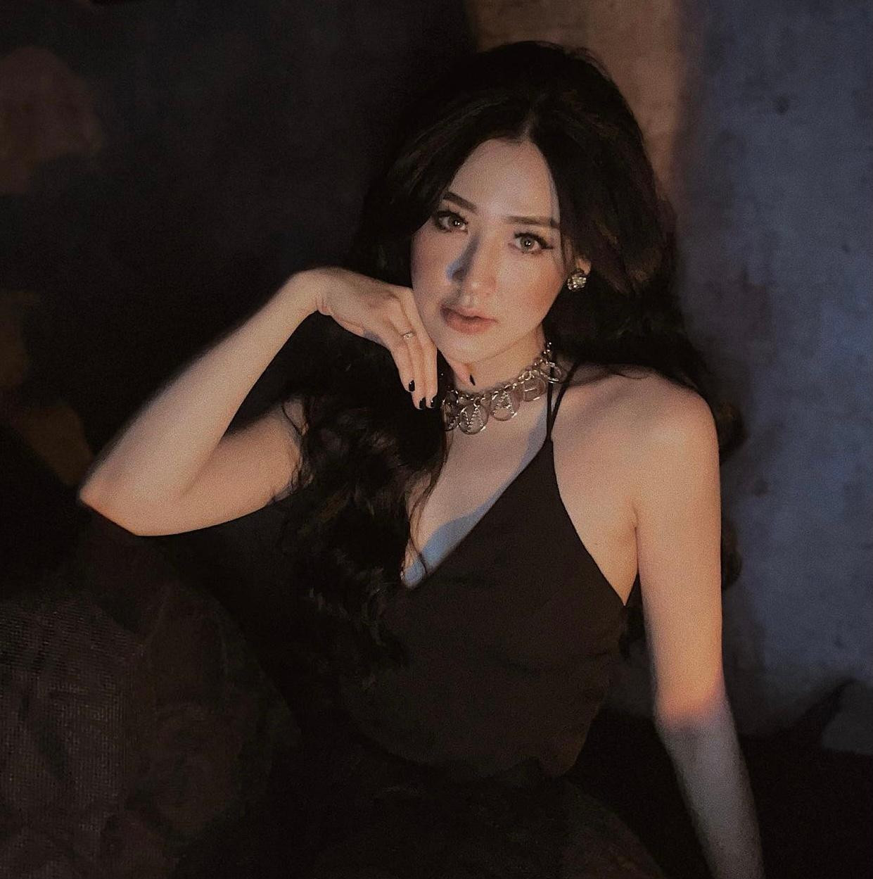 Á hậu Tú Anh diện váy đen cổ chữ V khoét sâu cực kỳ nóng bỏng và gợi cảm.