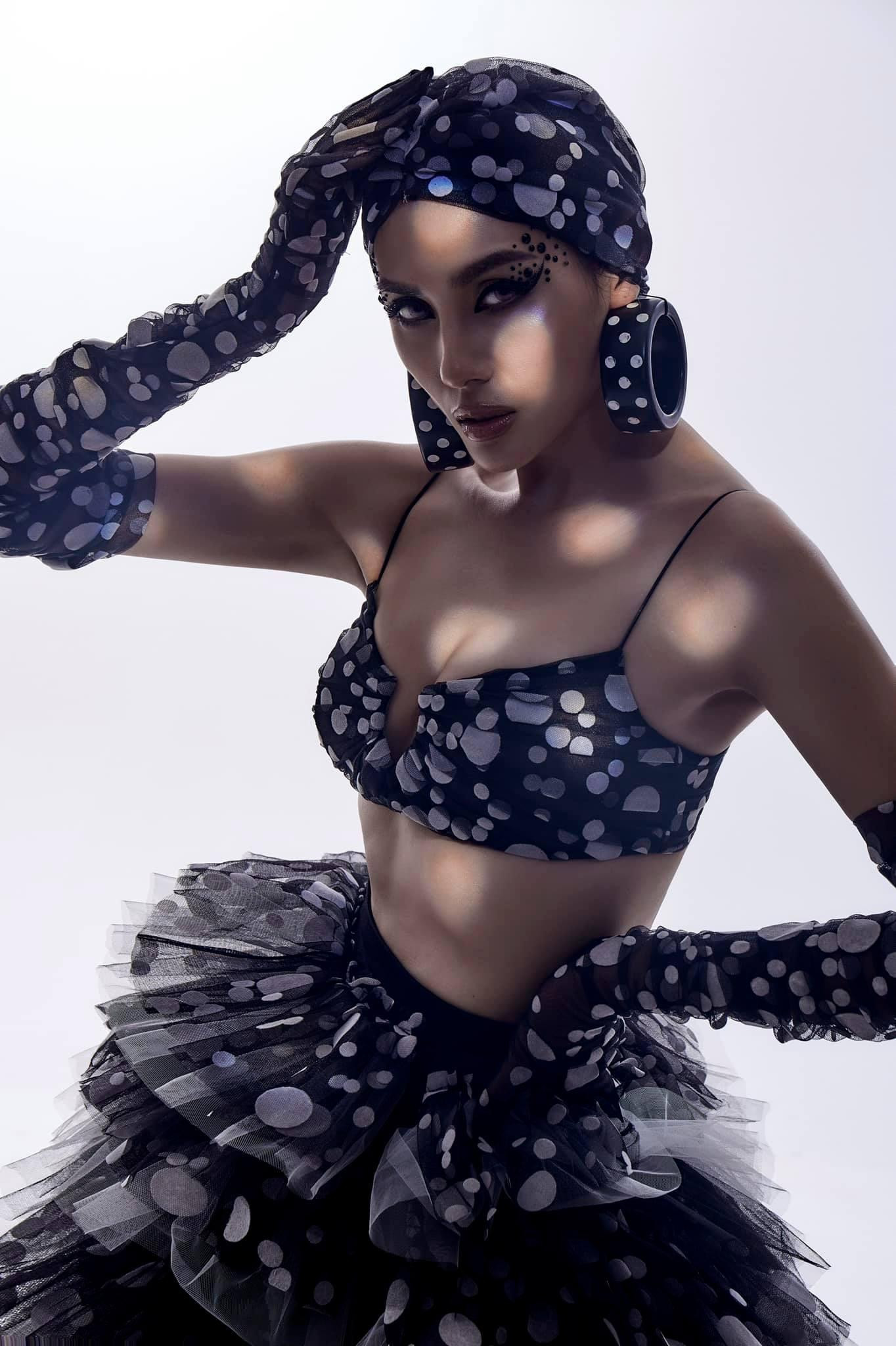 Á hậu Võ Hoàng Yến tái xuất đầy ma mị và quyến rũ trong bộ ảnh thời trang mới.