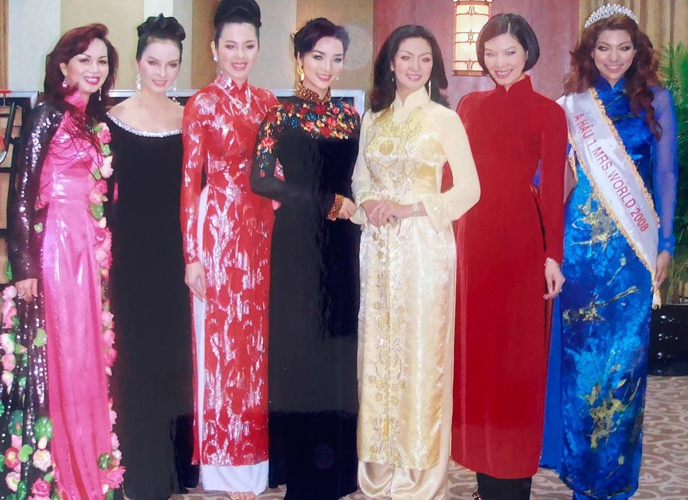 Các người đẹp khoe nhan sắc xinh đẹp với áo dài rực rỡ sắc màu. Trong ảnh còn có Á hậu 1 Hoa hậu quý bà thế giới 2008 (ngoài cùng bên phải).