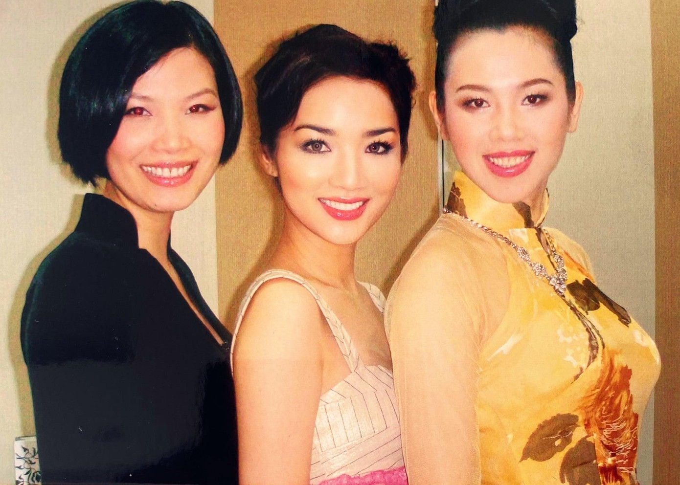 Giáng My khoe sắc bên siêu mẫu Vũ Cẩm Nhung (áo dài đen) và Á hậu Vi Thị Đông.