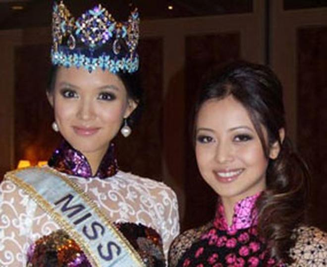 Hoa hậu Thế giới 2007 Trương Tử Lâm trong một lần sang Việt Nam cũng có dịp diện áo dài, khoe sắc bên Hoa hậu Jennifer Phạm.