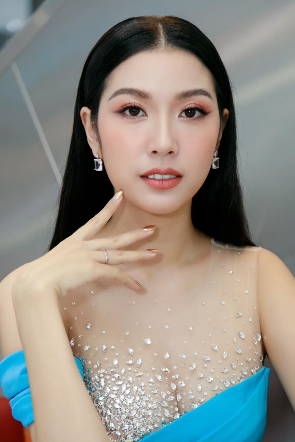 Á hậu Thúy Vân diện váy xuyên thấu đính đá cầu kỳ, khoe vòng một nóng bỏng.