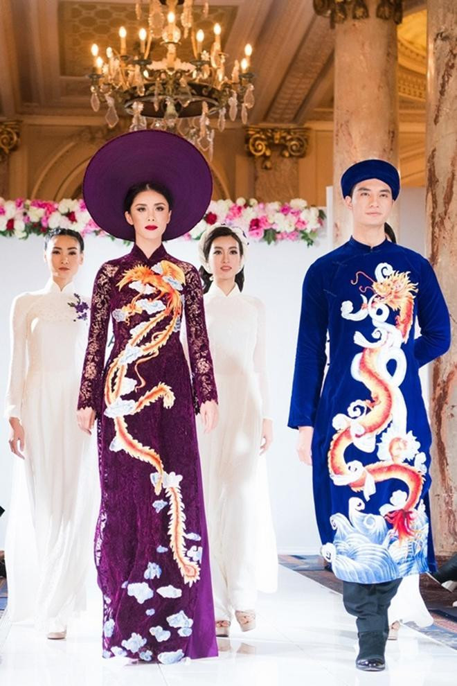 Vẻ đẹp mặn mà và thanh lịch của Riyo Mori khi trình diễn áo dài chiếm được cảm tình của công chúng Việt.