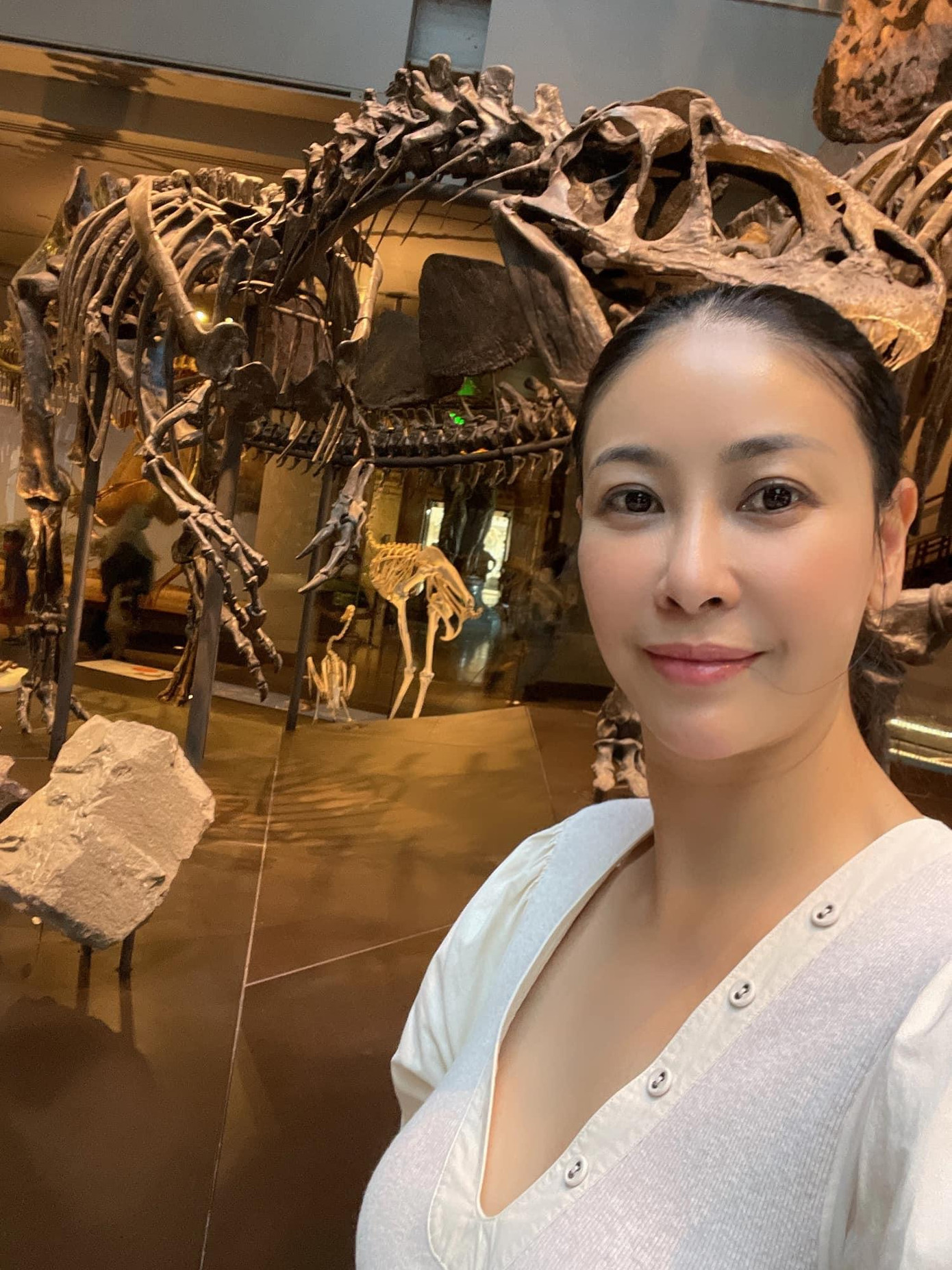 Hoa hậu Hà Kiều Anh diện váy cổ chữ V quyến rũ khi đưa các con đi chơi cuối tuần bên Mỹ.