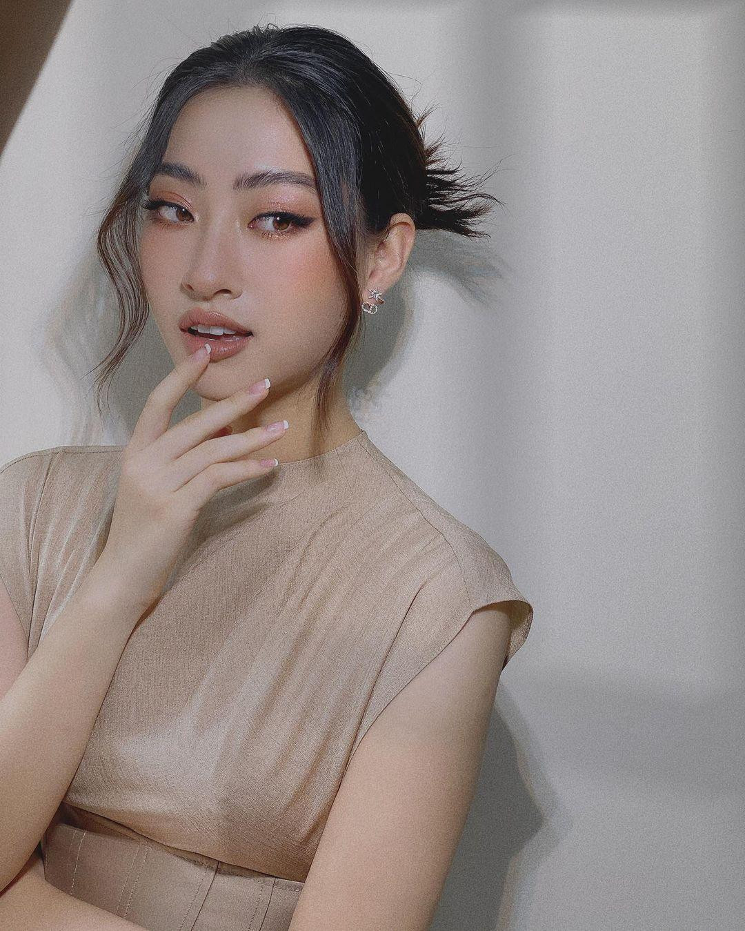 Hoa hậu Lương Thùy Linh diện trang phục kín đáo nhưng vẫn cực kỳ quyến rũ.