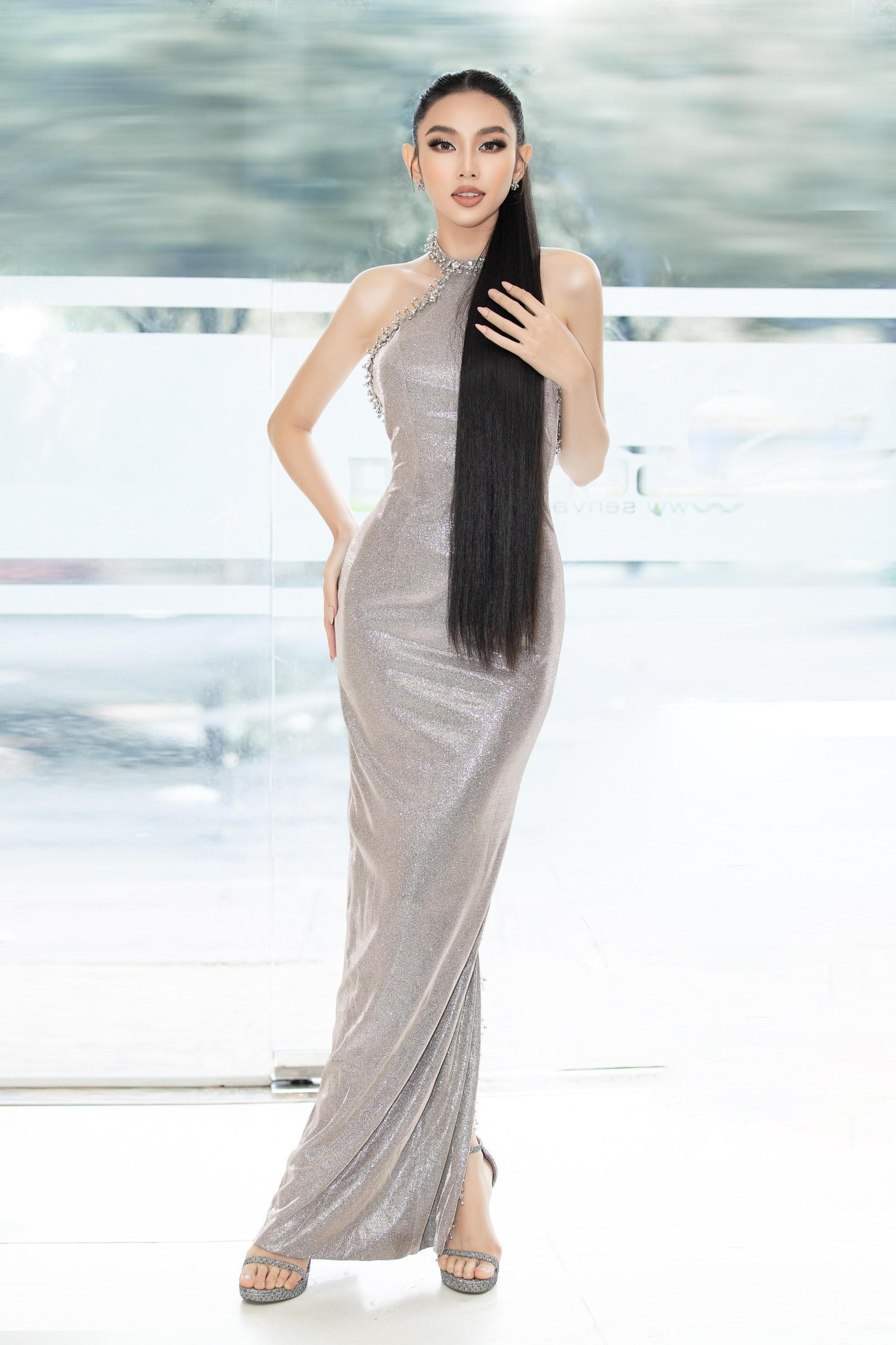 Thuỳ Tiên và ê-kíp từng hé lộ váy dạ hội mà cô mặc trong bán kết Miss Grand 2021 sẽ gây bất ngờ vì 'chưa từng có tiền lệ'.