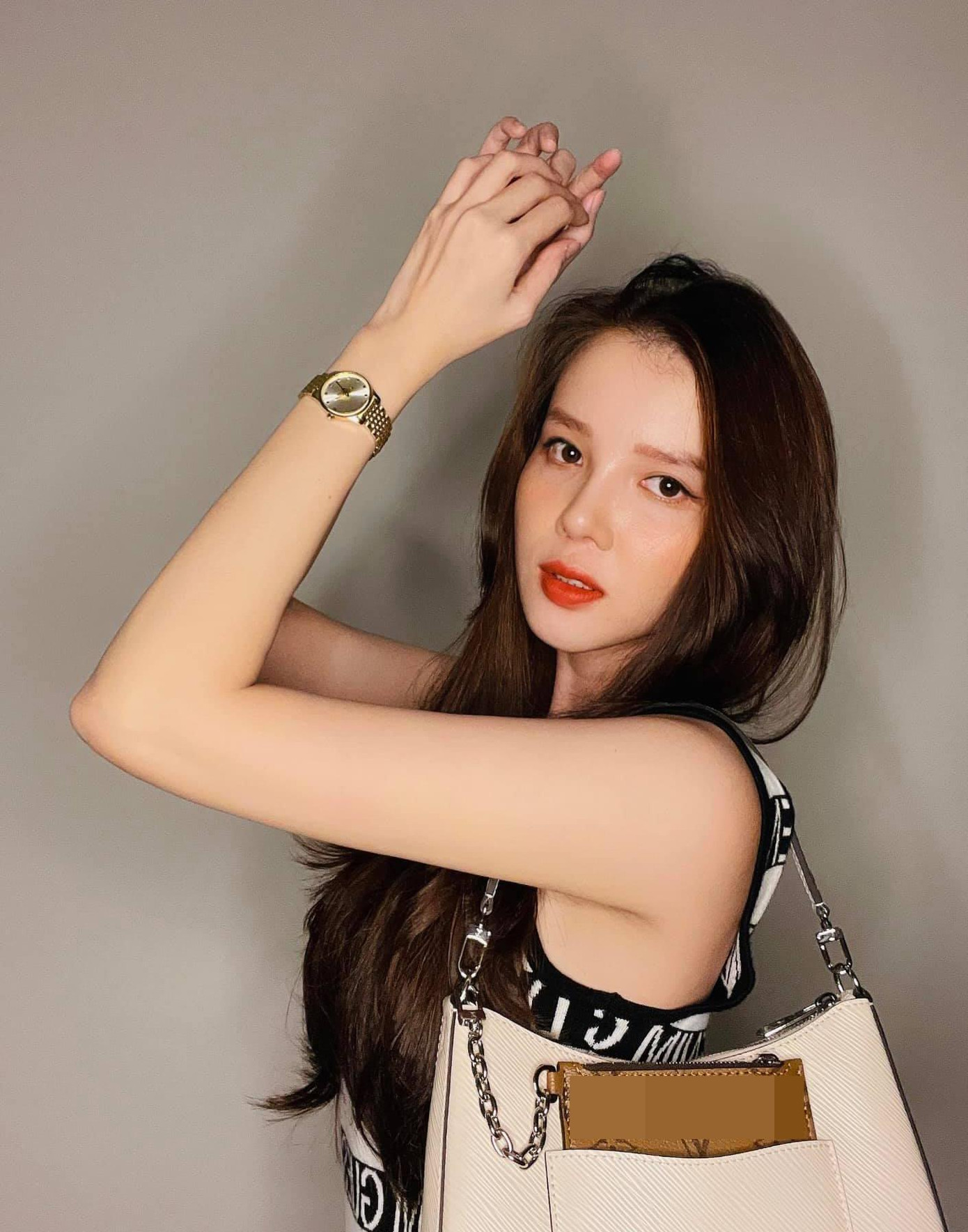 Hoa khôi Cần Thơ Thuý Vi khoe dáng yêu kiều với set đồ hoạ tiết lạ mắt. Hoa khôi Cần Thơ Thuý Vi khoe dáng yêu kiều với set đồ hoạ tiết lạ mắt.