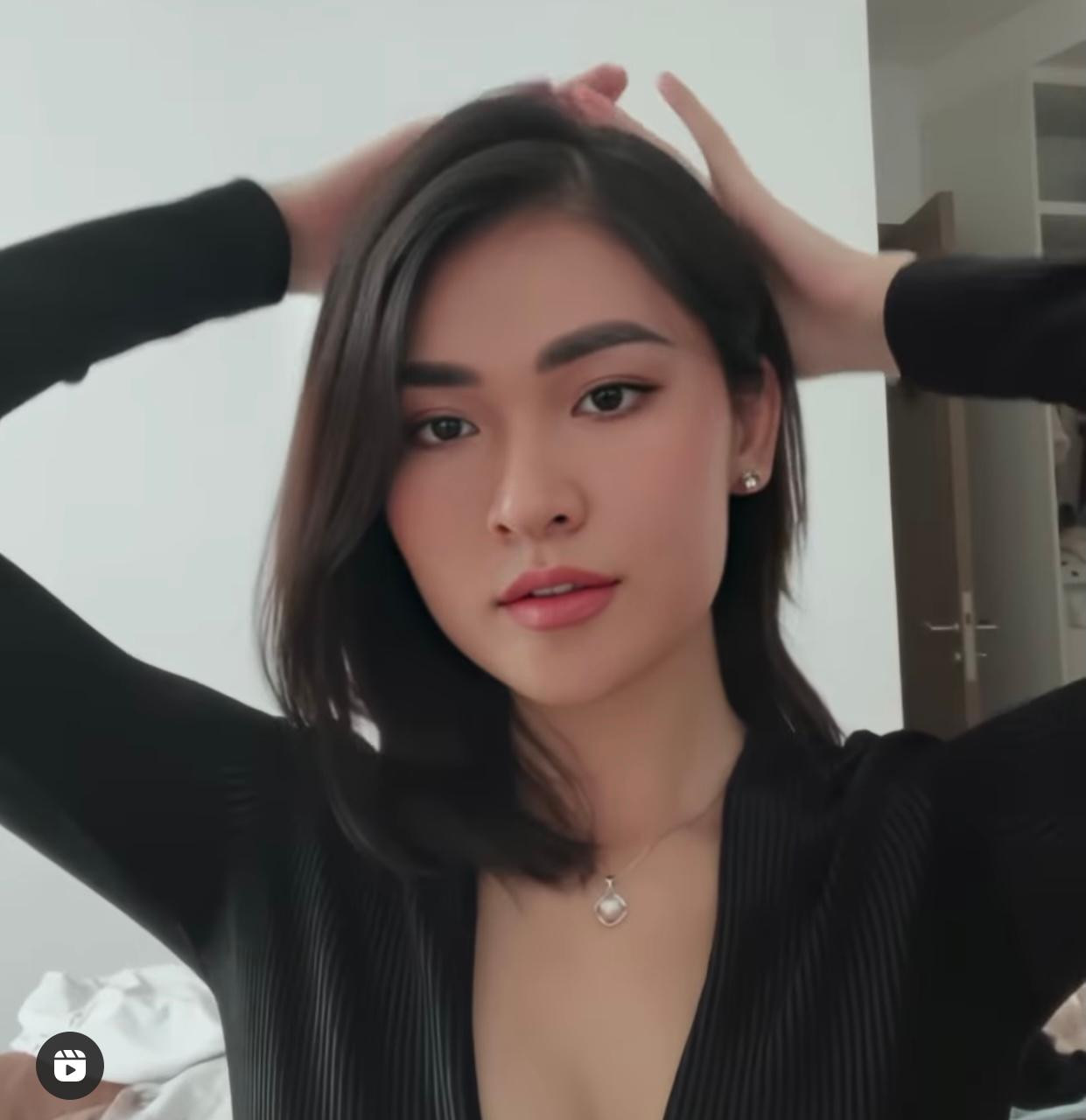 Á hậu Thuỳ Dung diện váy cổ chữ V quyến rũ. Á hậu Thuỳ Dung diện váy cổ chữ V quyến rũ.