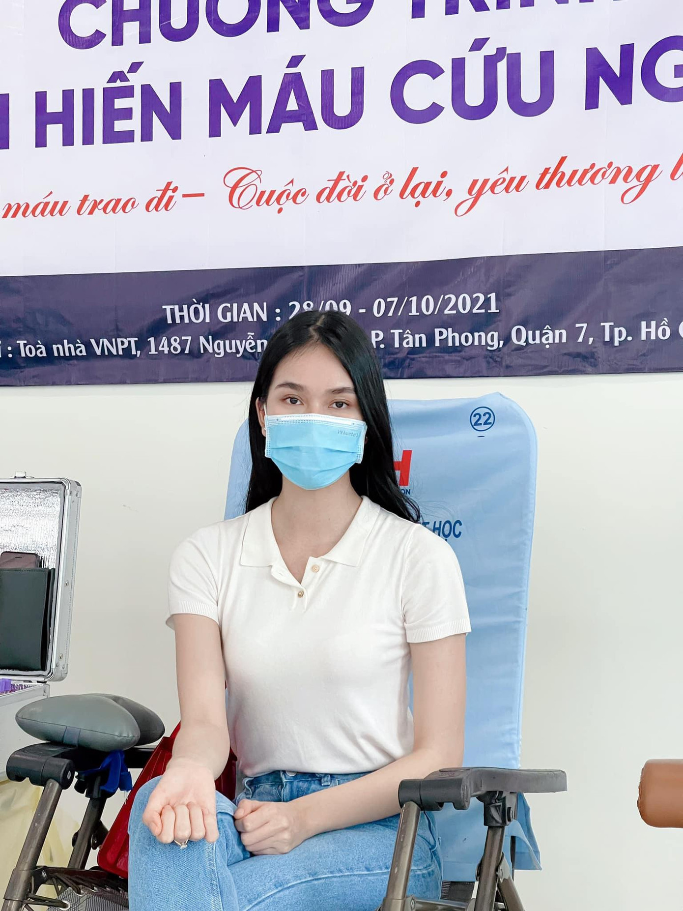 Á hậu Phương Anh cũng hưởng ứng chương trình hiến máu từ thiện.