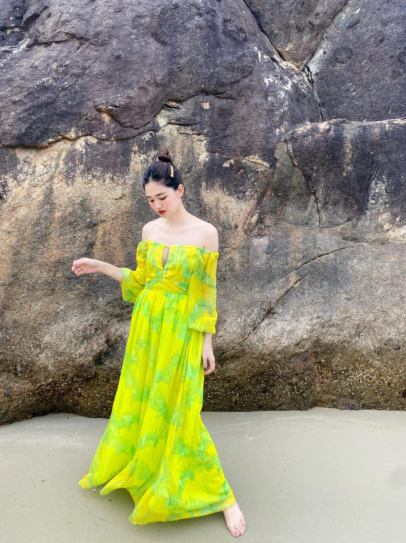 Cô khéo léo lựa chọn những mẫu váy maxi giúp che dáng hiệu quả, tạo hiệu ứng đánh lừa thị giác.