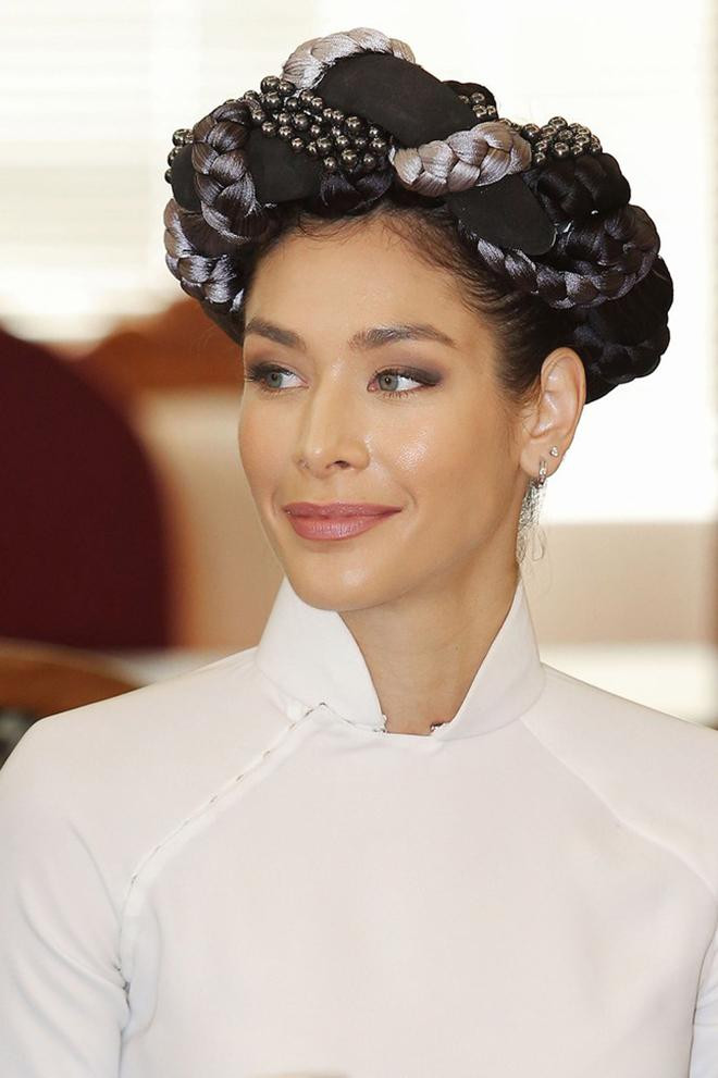 Dayana Mendoza có thể nói là nàng hậu quốc tế nổi tiếng nhất ở Việt Nam khi cô từng đăng quang tại cuộc thi Miss Universe 2008 tổ chức tại Nha Trang. Kể từ sau cuộc thi này, Dayana Mendoza đã quay trở lại Việt Nam khá nhiều lần với tư cách khách mời tại các sự kiện quan trọng. Người đẹp khoe sắc với áo dài khăn đóng khi quay lại Việt Nam vào năm 2018 để tham dự lễ kỷ niệm 10 năm tổ chức cuộc thi Miss Universe 2008.