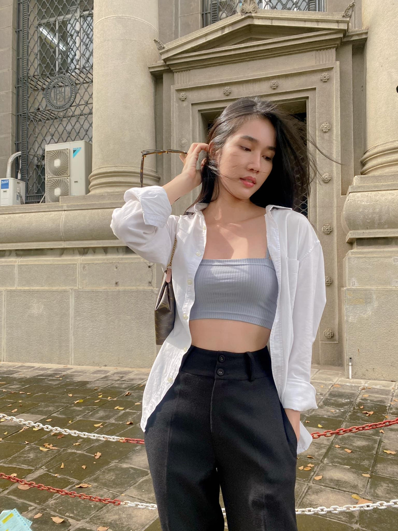 Á hậu Phương Anh diện trang phục năng động, cá tính xuống phố. Cô diện áo crop-top khoe vòng eo 'con kiến' nóng bỏng.