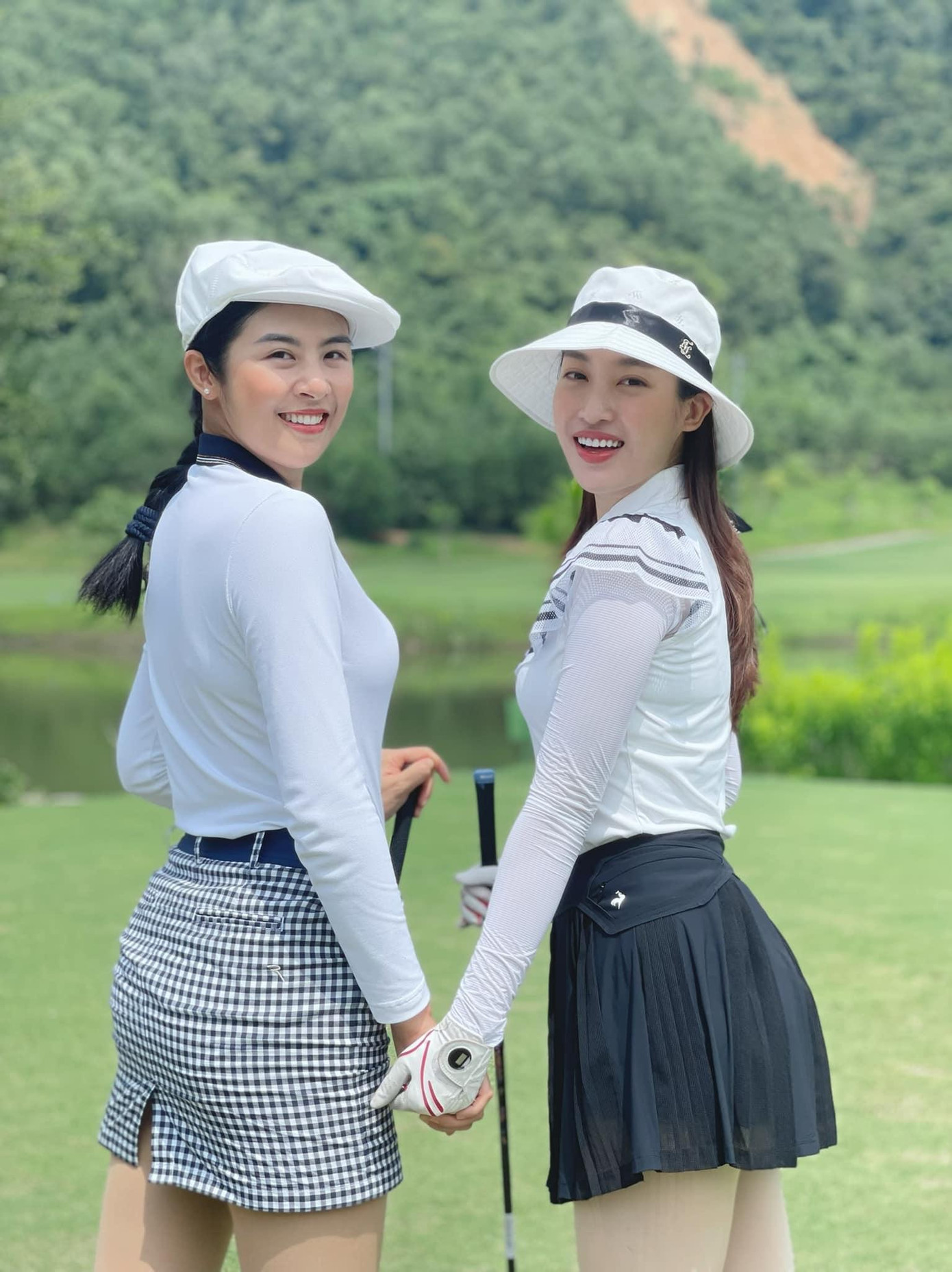 Không hẹn mà gặp, cả hai nàng hậu cùng diện áo trắng và đội mũ trắng kết hợp với những thiết kế tôn lên vóc dáng gợi cảm. Không hẹn mà gặp, cả hai nàng hậu cùng diện áo trắng và đội mũ trắng kết hợp với những thiết kế tôn lên vóc dáng gợi cảm.