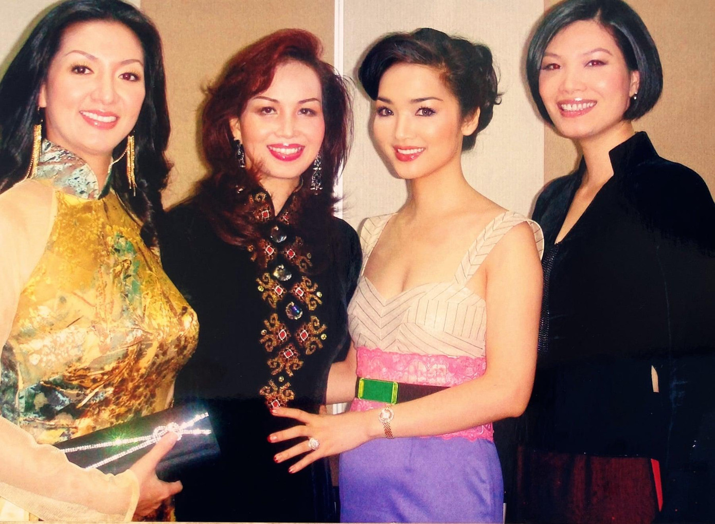 Mới đây trên trang cá nhân, Hoa hậu Đền Hùng Giáng My đăng tải loạt ảnh hậu trường đi diễn thời trang cùng các mỹ nhân đình đám một thời của showbiz Việt như Hoa hậu Diệu Hoa, Á hậu Vi Thị Đông...