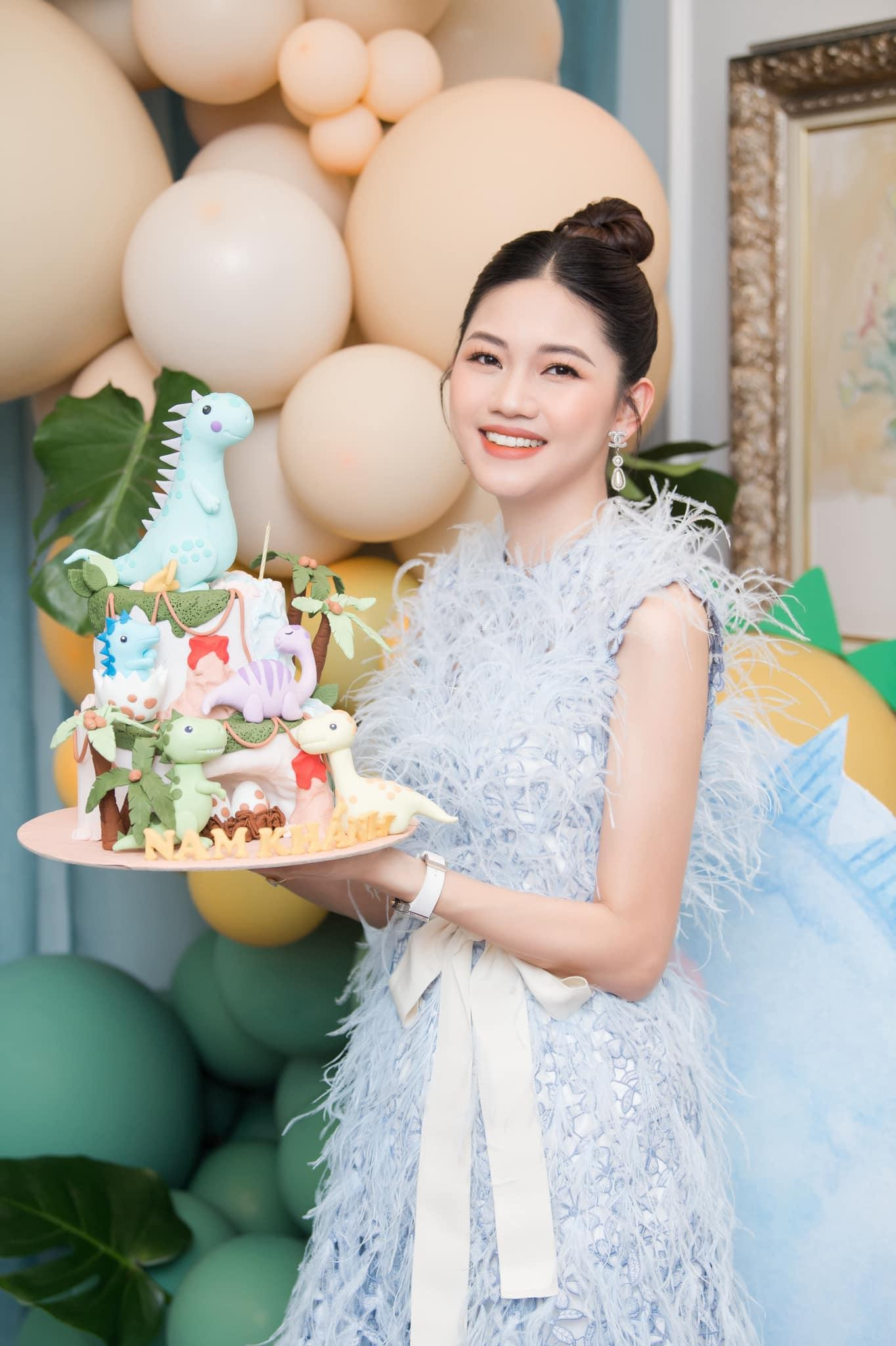 Người đẹp diện một bộ váy màu xanh với chất liệu lông vũ bồng bềnh, khéo léo che đi bụng bầu bằng chiếc nơ màu trắng thắt quanh eo.