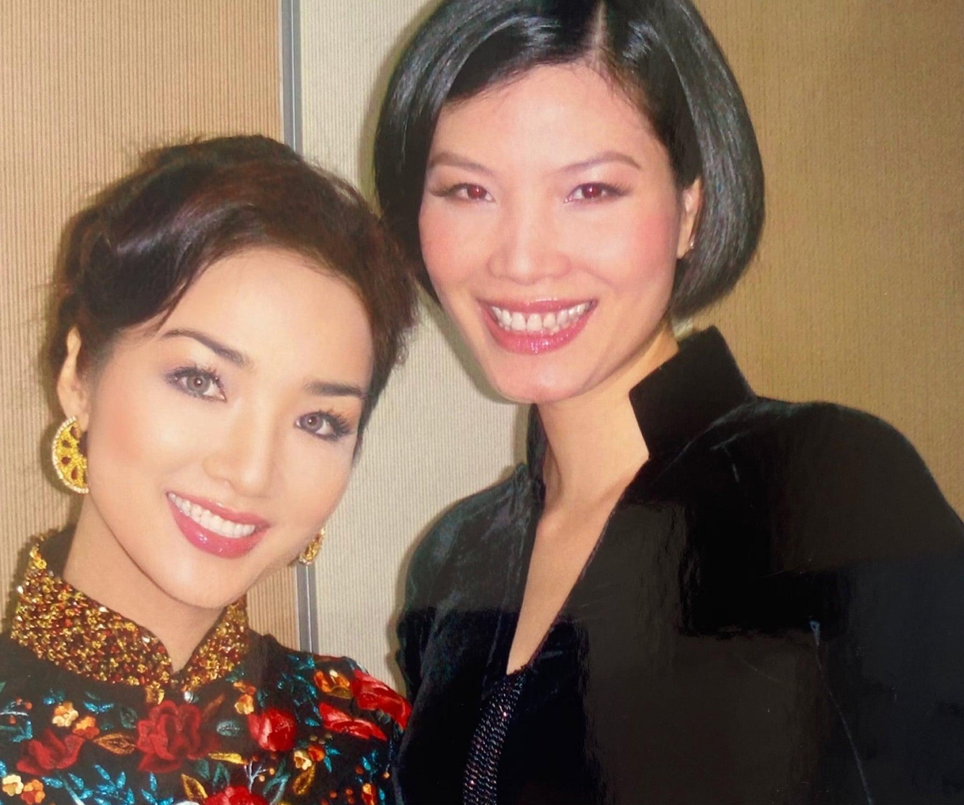 Giáng My chia sẻ: "Trước giờ diễn cách đây vô số năm, trong hình ngoài Giáng My ra còn có Hoa hậu Diệu Hoa, siêu mẫu Vũ Cẩm Nhung, MC Thanh Mai, Á hậu Vi Thị Đông, Hoa hậu điện ảnh Thanh Xuân. Mọi người thử đoán trong hình xem có nhận ra không. Kỷ niệm đẹp của chúng mình".