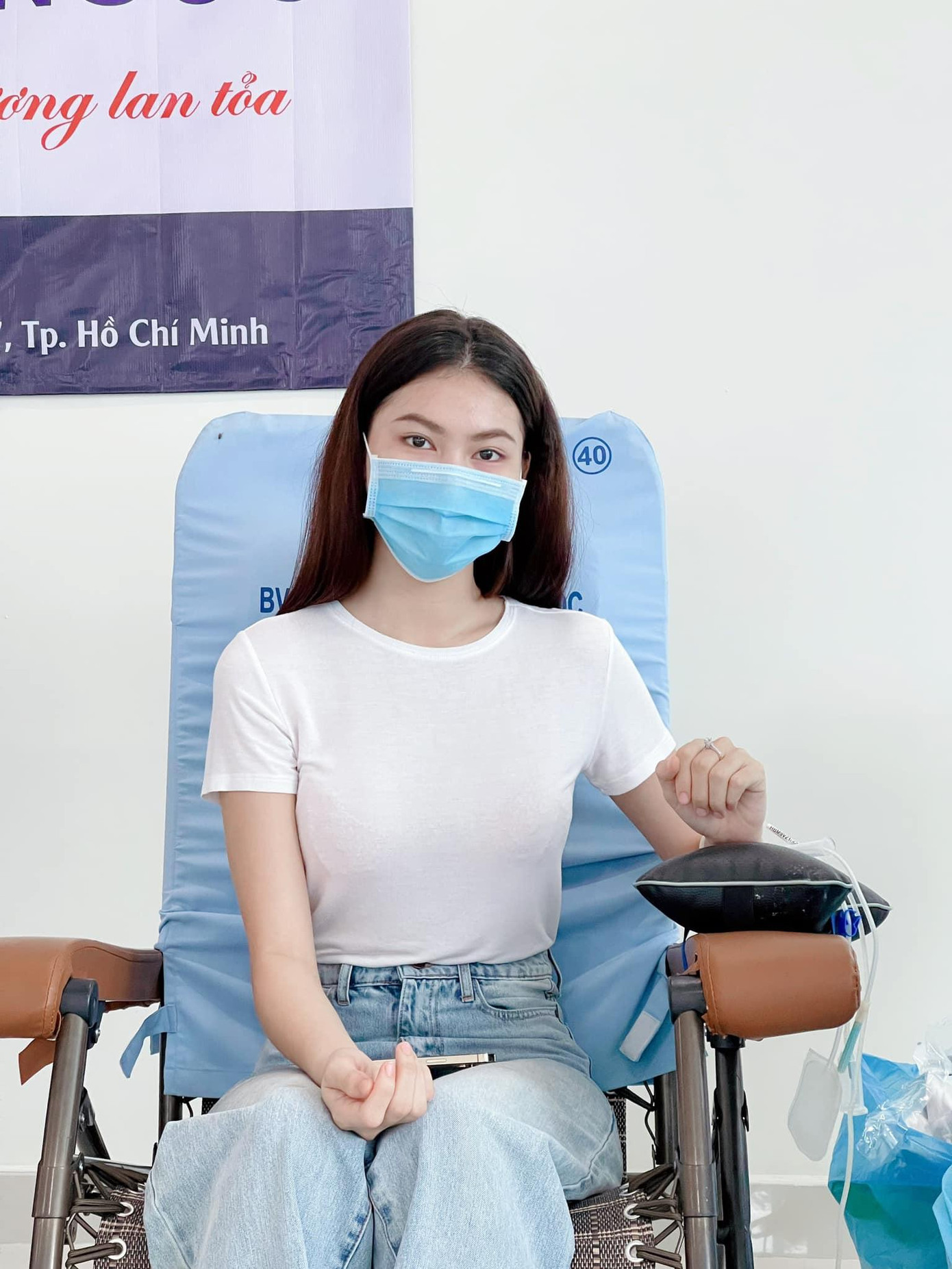 Á hậu Ngọc Thảo tham gia hiến máu tình nguyện để ủng hộ chương trình "ATM hiến máu cứu người" của Hội doanh nhân trẻ và bệnh viện huyết học.