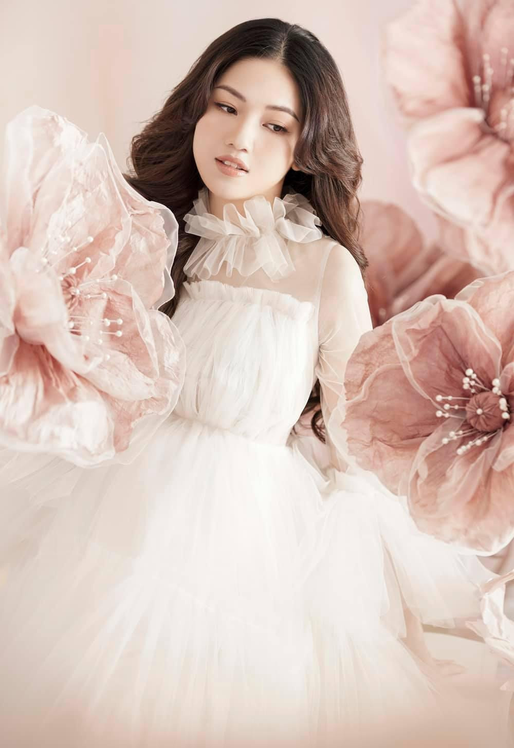 Á hậu Việt Nam 2016 diện bộ váy trắng bồng bềnh, chất liệu xuyên thấu, đẹp tựa một 'nàng thơ' trong cổ tích.