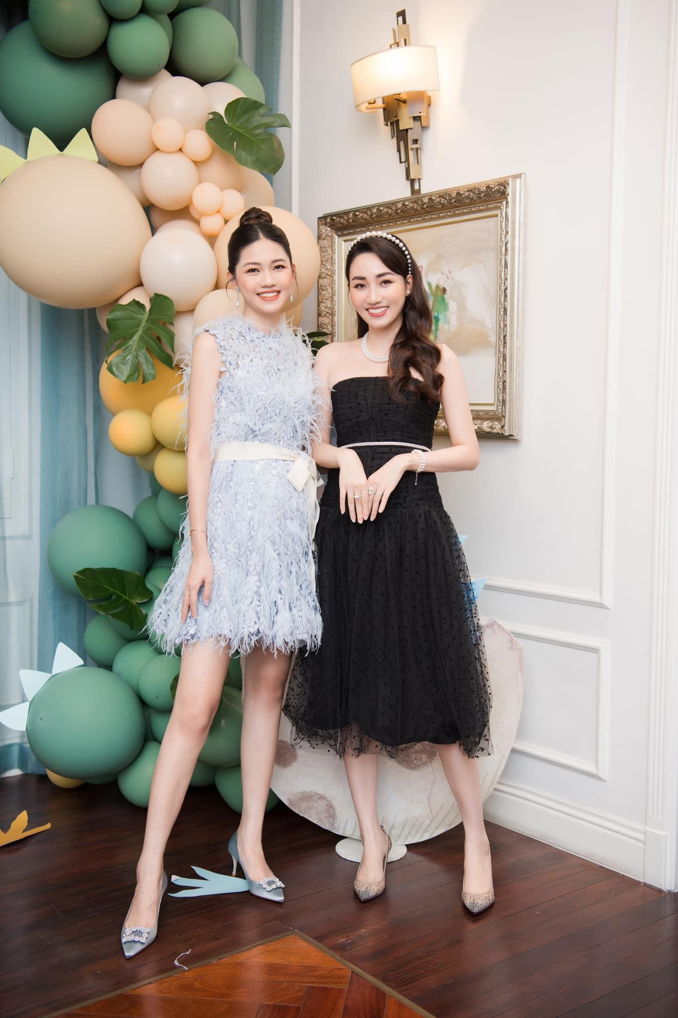 Thậm chí đứng bên chị gái là Á hậu Trà My, Thanh Tú còn có phần thanh thoát hơn nhờ chiều cao nổi trội.