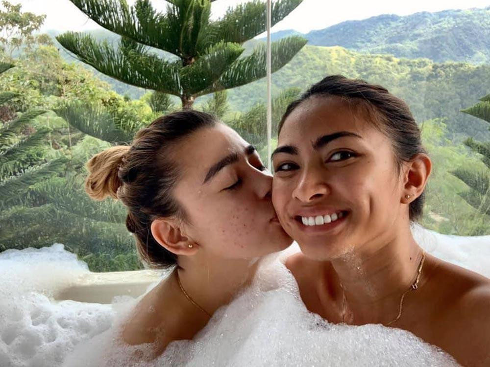 Cô đang có chuyện tình hạnh phúc 8 năm qua bên bạn gái. Cô đang có chuyện tình hạnh phúc 8 năm qua bên bạn gái.