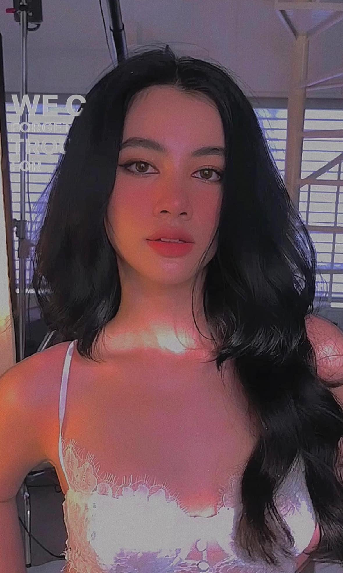 Người đẹp Cẩm Đan diện áo ren trắng chất liệu xuyên thấu gợi cảm.