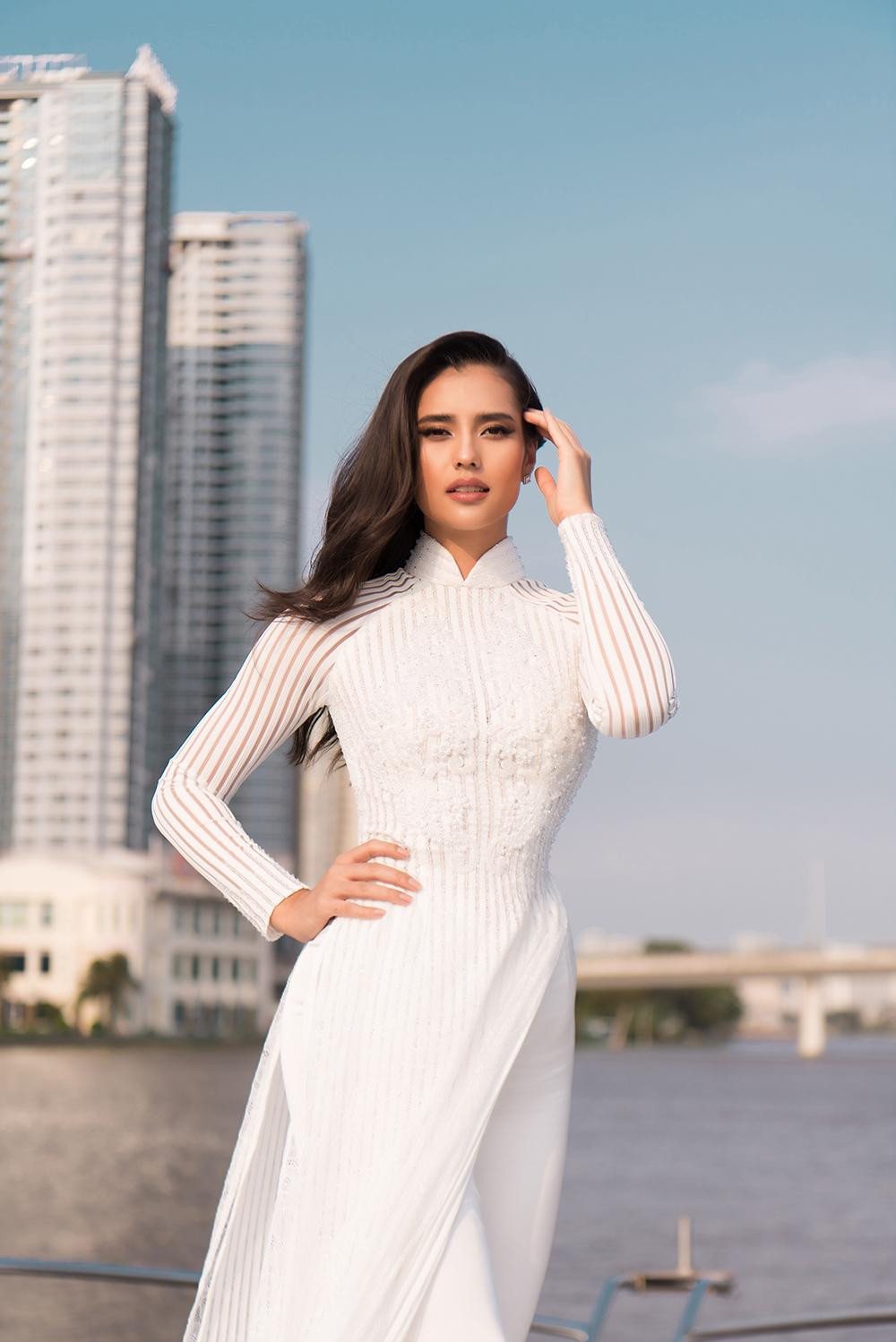 Năm 2020, Hoa hậu Siêu quốc gia 2019 Anntonia Porsild đã có chuyến công tác tới Việt Nam. Cô diện áo dài trắng, đi trên du thuyền ngắm cảnh sông Sài Gòn. Nhan sắc xinh đẹp và dịu dàng của Anntonia Porsild trong tà áo dài trắng tinh khiết làm các fans phải xao xuyến.