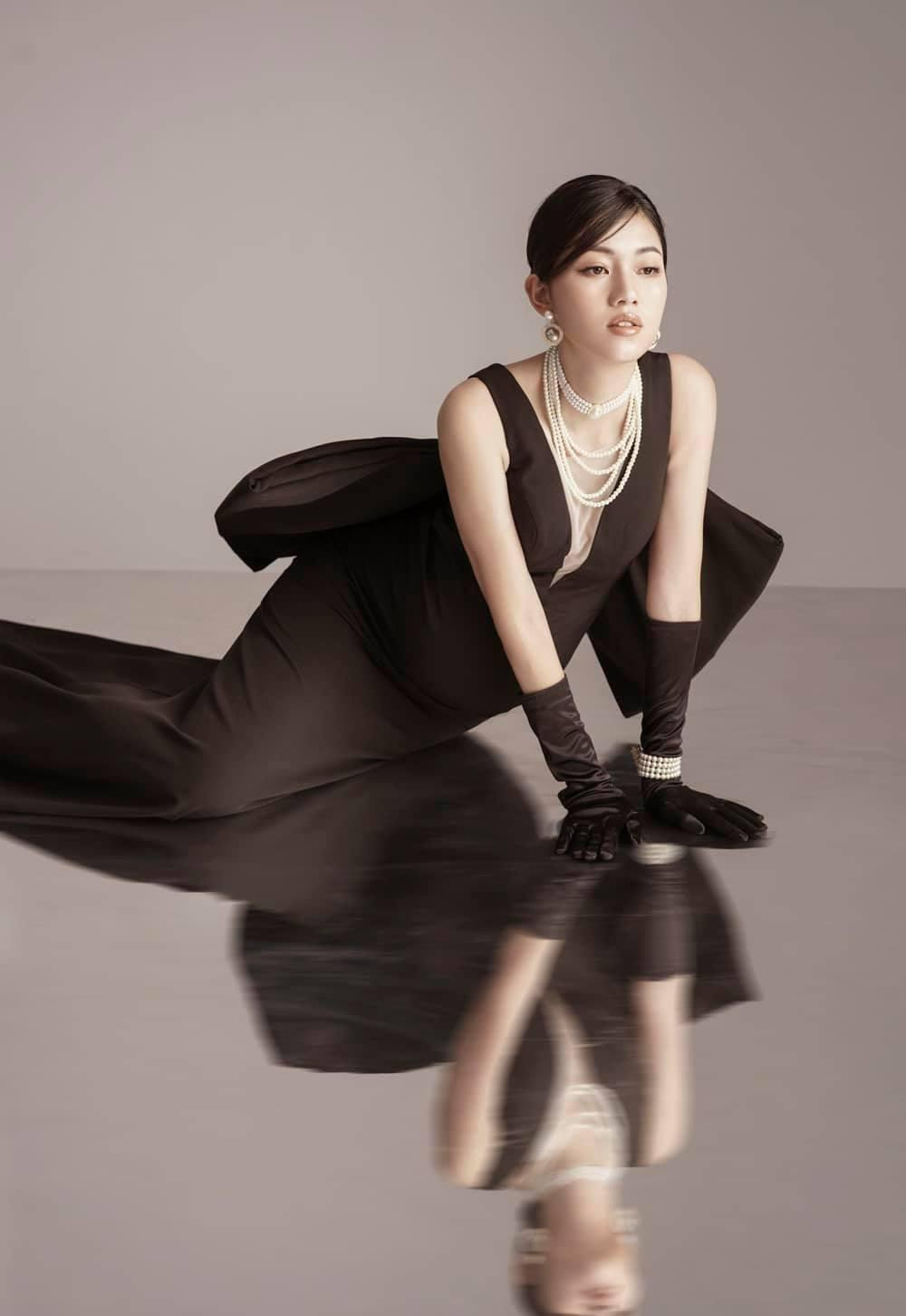 Mặc dù mang thai ở những tháng cuối nhưng Á hậu Thanh Tú gây bất ngờ khi nhan sắc không có nhiều thay đổi. Có thể thấy gương mặt và thân hình của cô không bị quá phù nề hay tăng cân nhiều mà vẫn rất thon thả, tươi trẻ.