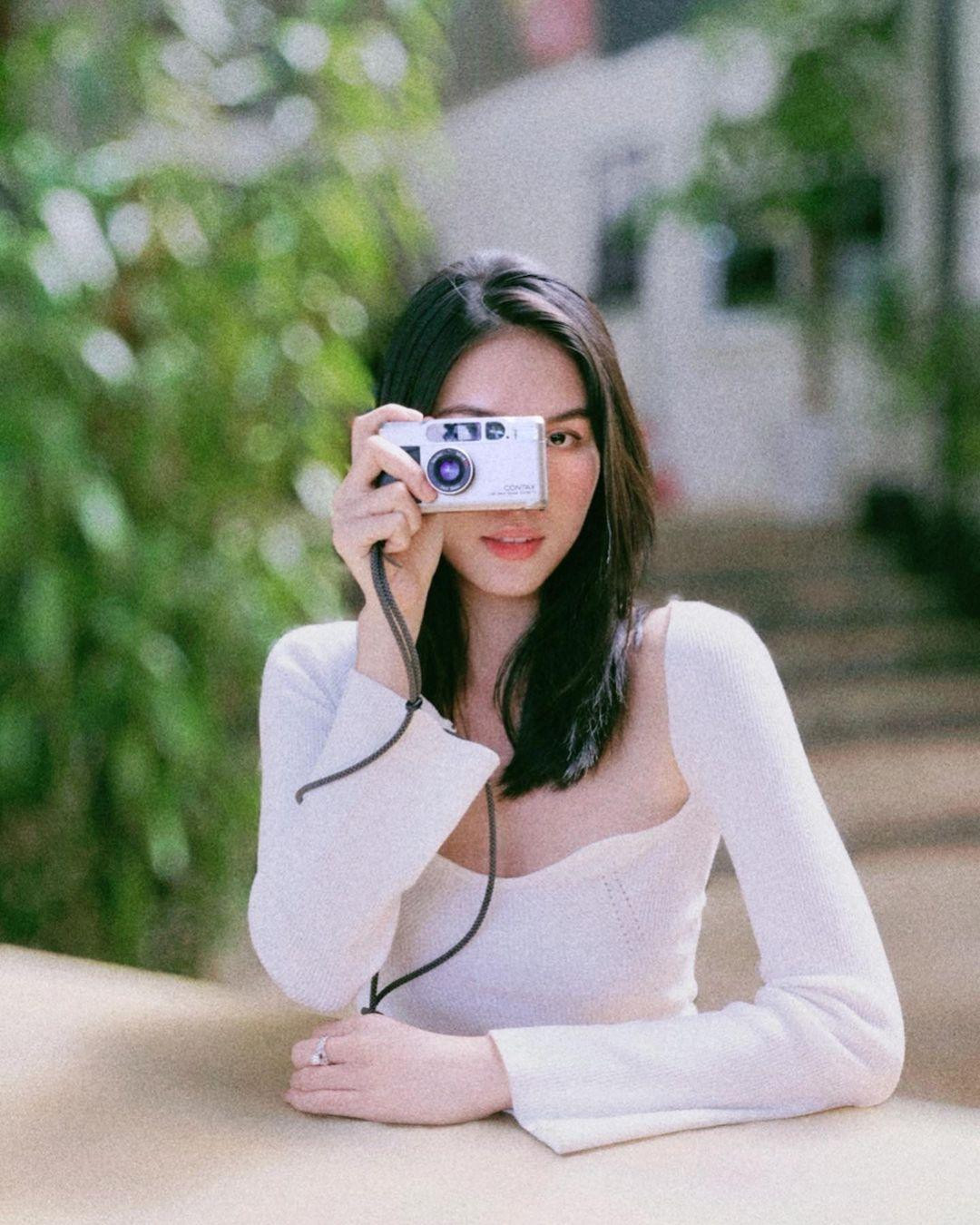 Á hậu Phương Anh hoá nàng thơ xinh đẹp và gợi cảm với trang phục tông màu trắng tinh khiết. Á hậu Phương Anh hoá nàng thơ xinh đẹp và gợi cảm với trang phục tông màu trắng tinh khiết.