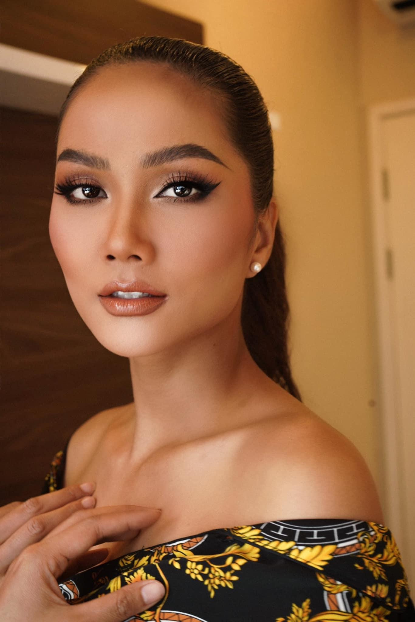 Hoa hậu H'Hen Niê diện áo hoạ tiết trễ nải, khoe trọn vai trần quyến rũ. Hoa hậu H'Hen Niê diện áo hoạ tiết trễ nải, khoe trọn vai trần quyến rũ.